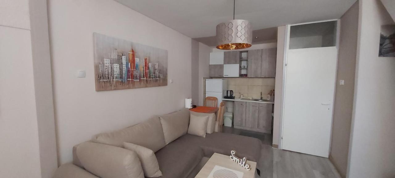Square Apartment Paraćin Buitenkant foto
