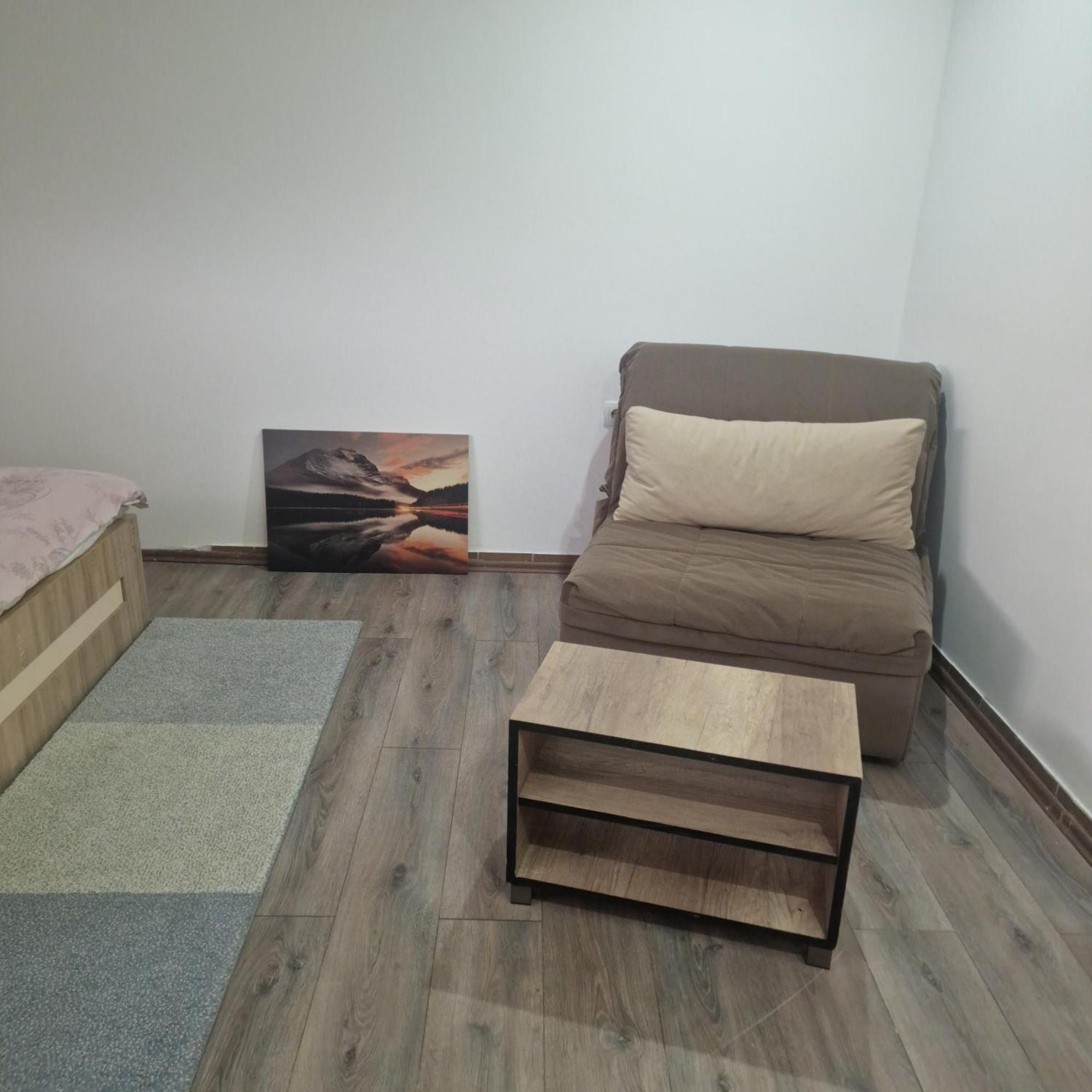Square Apartment Paraćin Buitenkant foto